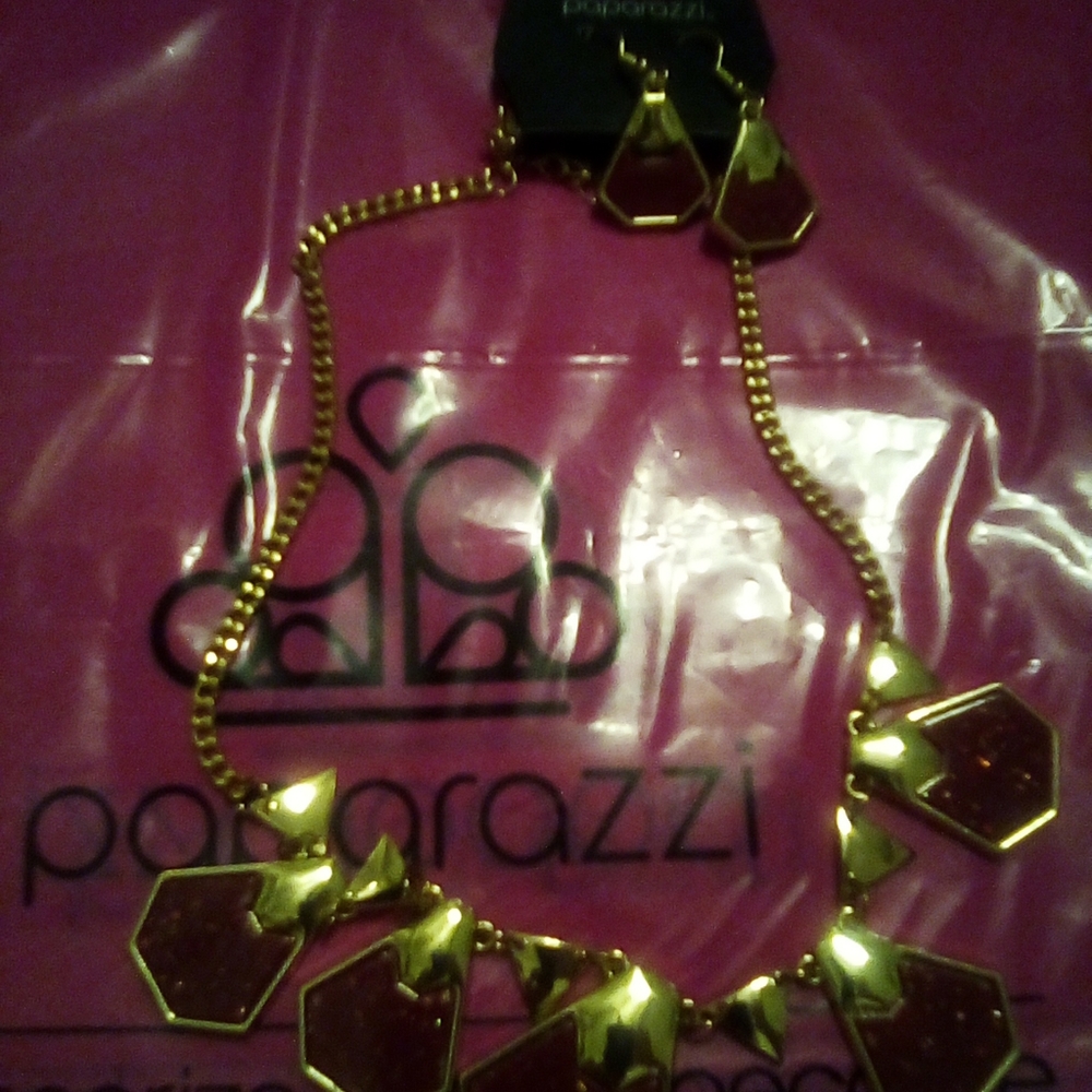 MULTIPLE BEAUTIFUL PEICES OF JEWELRY